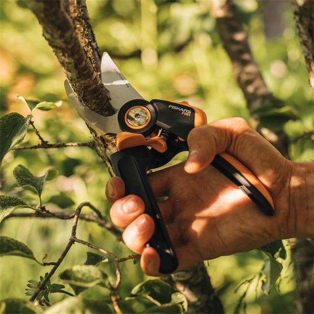 Fiskars X-series Bypass-Gartenschere Größe M & L