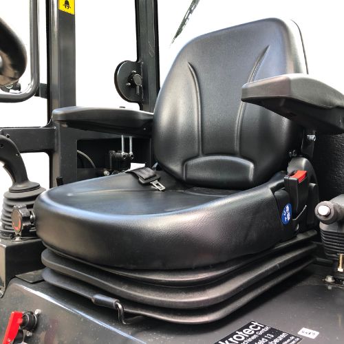 Akrotect Hoflader AK 808 mit Kabine