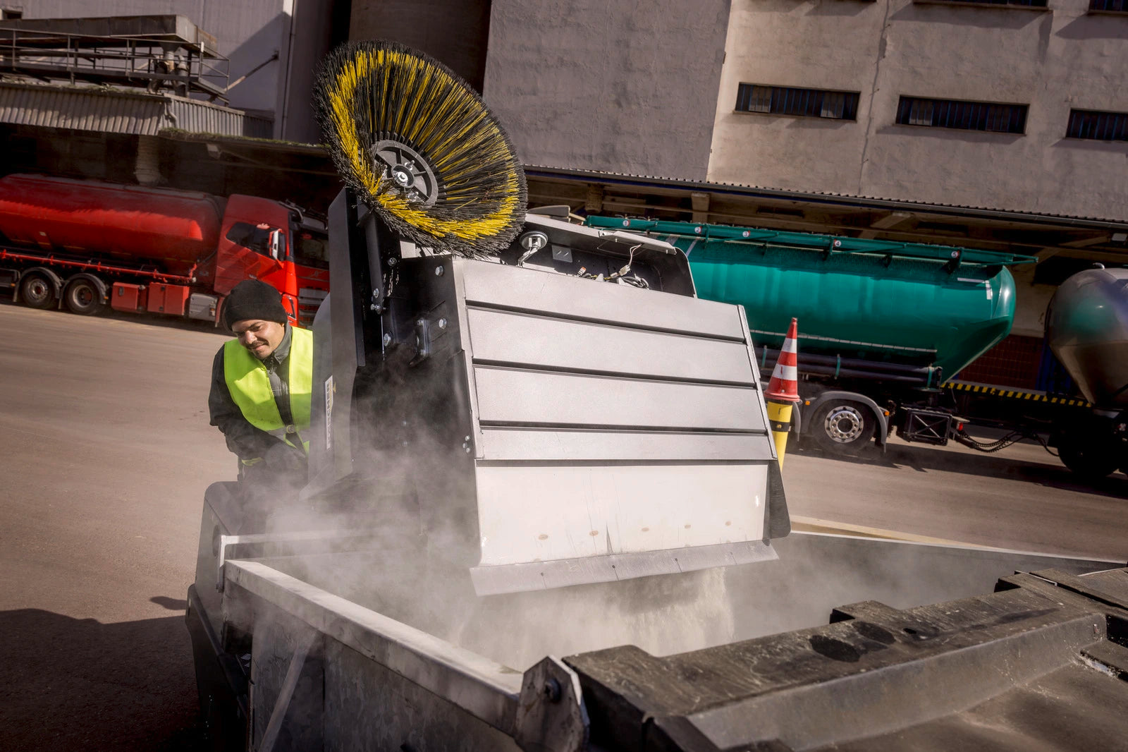 Kaercher-KM-130300-R-I-LPG-Aufsitz-Kehrsaugmaschinen5