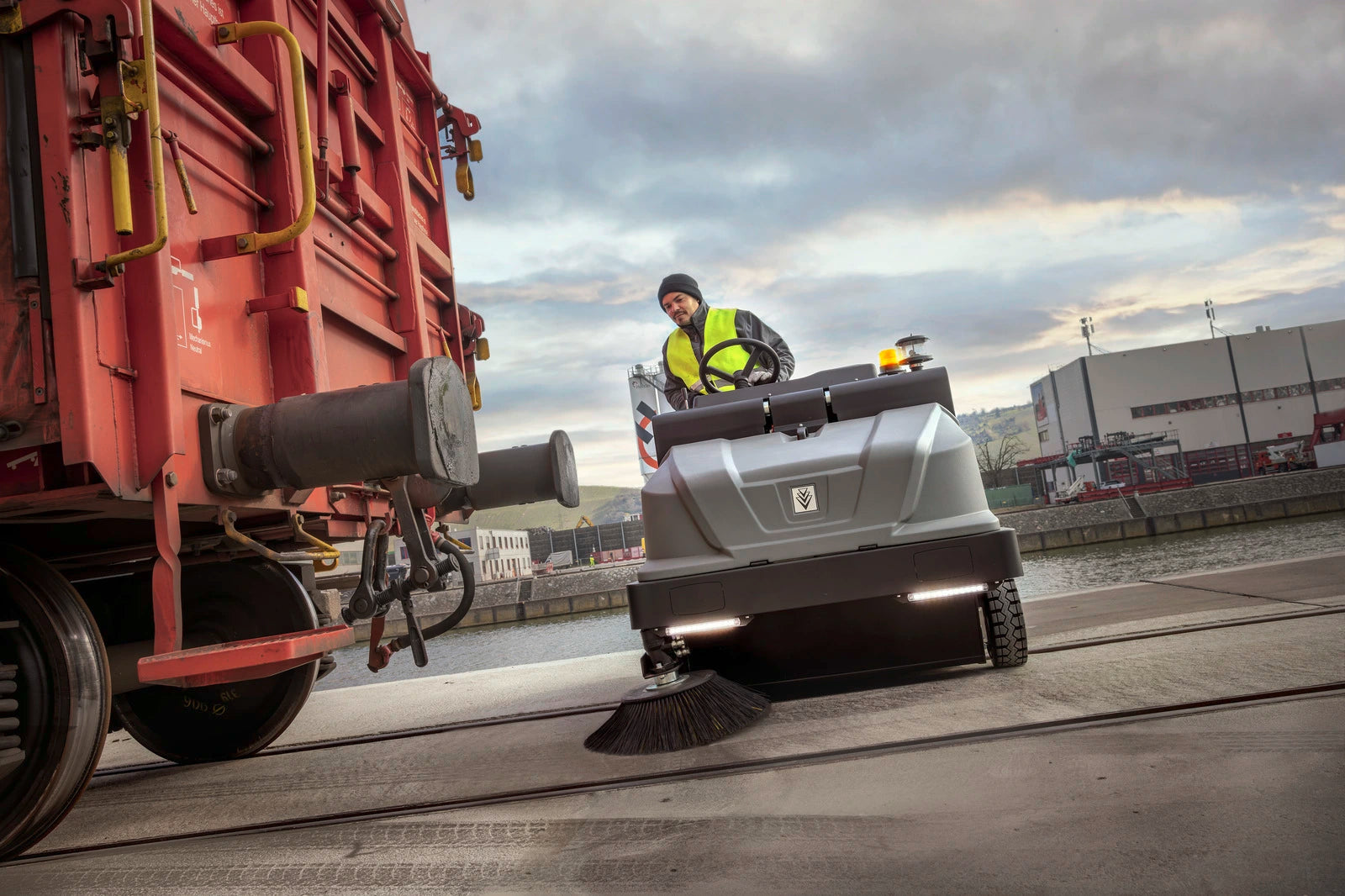 Kaercher-KM-130300-R-I-LPG-Aufsitz-Kehrsaugmaschinen6