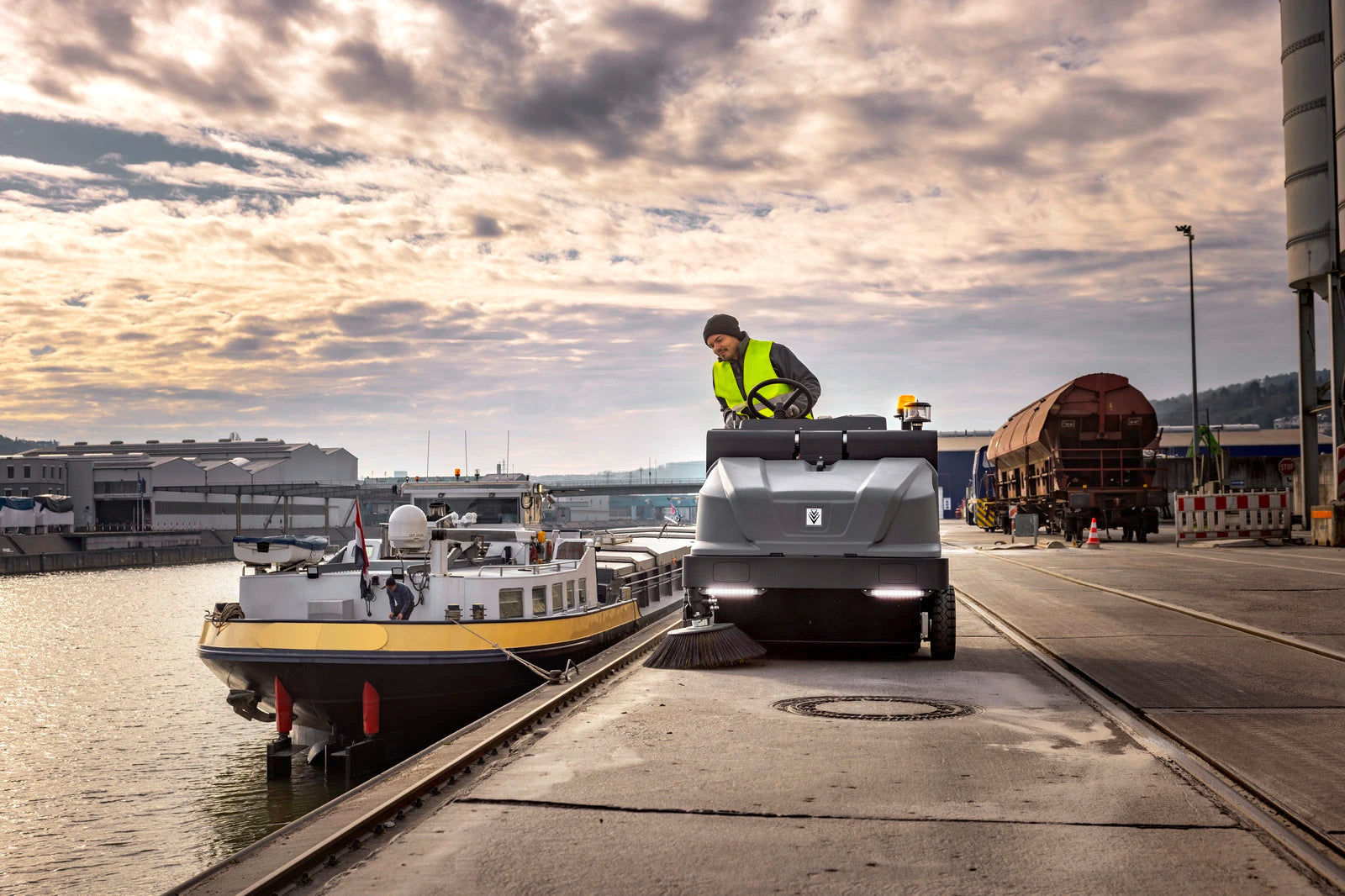 Kaercher-KM-130300-R-I-LPG-Aufsitz-Kehrsaugmaschinen7