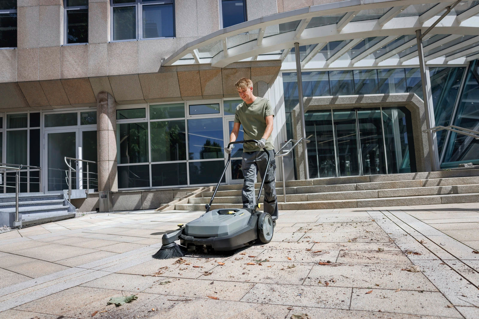 Kaercher-KM-7020-C-Handgefuehrte-Kehr-Kehrsaugmaschinen2