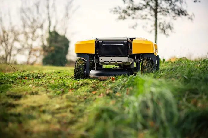 Spider E-CROSS LINER vollelektrischer Großflächenmäher ohne Seilwinde mit Schleuderwendung