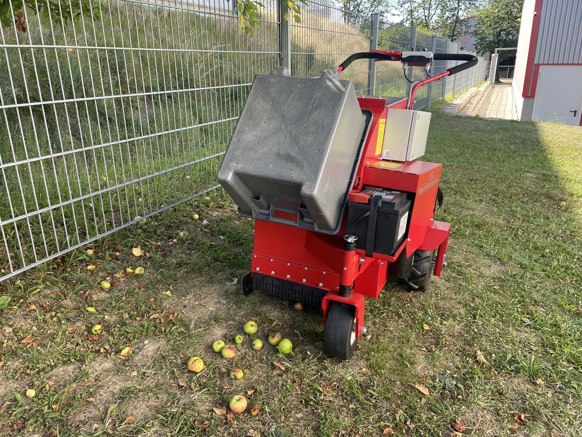 Feucht Obsttechnik Obstauflesemaschine/ Obstaufsammelmaschine OB 40