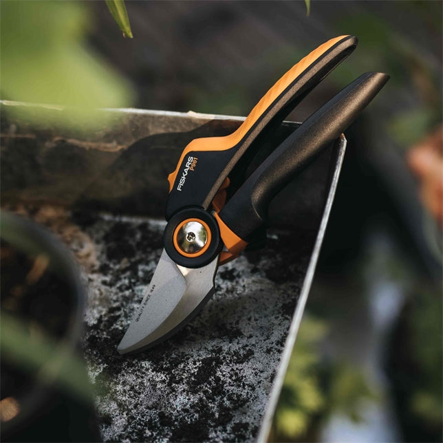 Fiskars X-series Bypass-Gartenschere Größe M & L