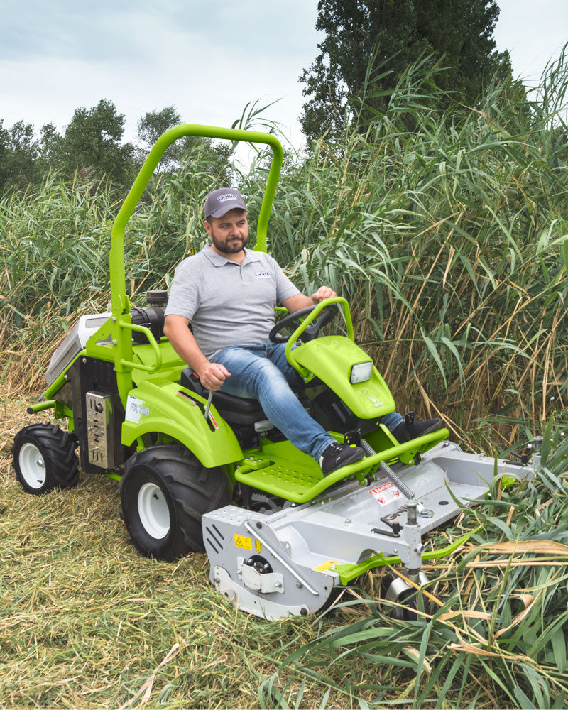 Grillo Aufsitzmäher mit frontal angelegtem Schlegelmäher FK 700