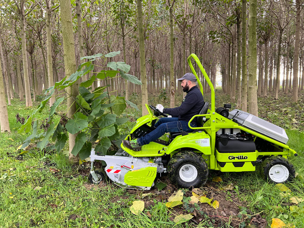 Grillo Aufsitzmäher mit frontal angelegtem Schlegelmäher FK 700