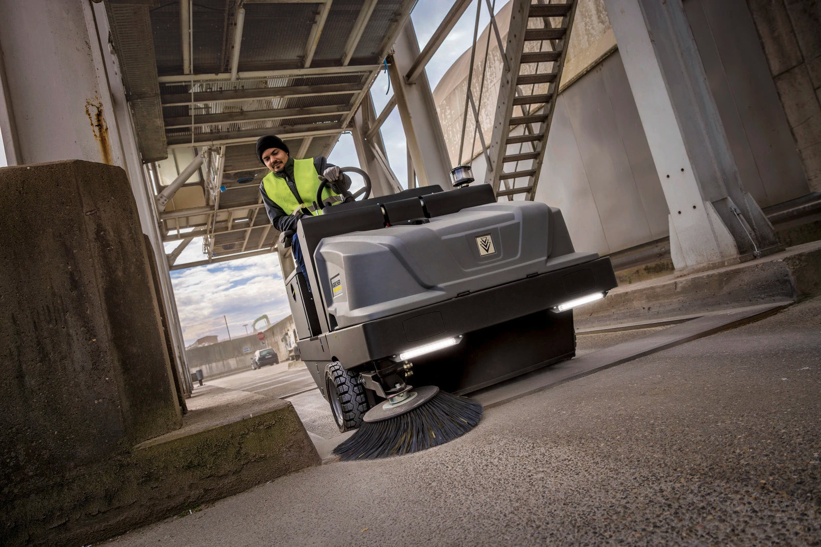 Kaercher-KM-130300-R-I-LPG-Aufsitz-Kehrsaugmaschinen8